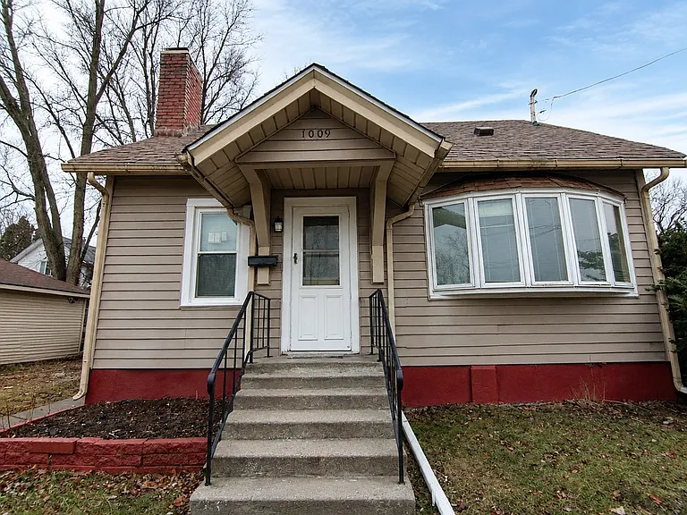 1009 W 10th St — Photo 1