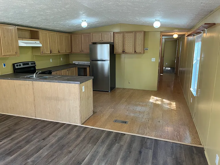 411 E Main St — Photo 4