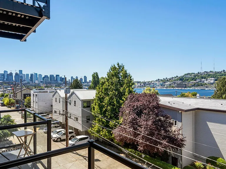 Welcome to Lakeview! - Live in Luxury & Style in the heart of Eastlake — Photo 40