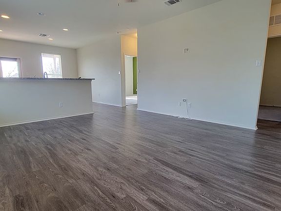 4th image of 242 Thornless Cir