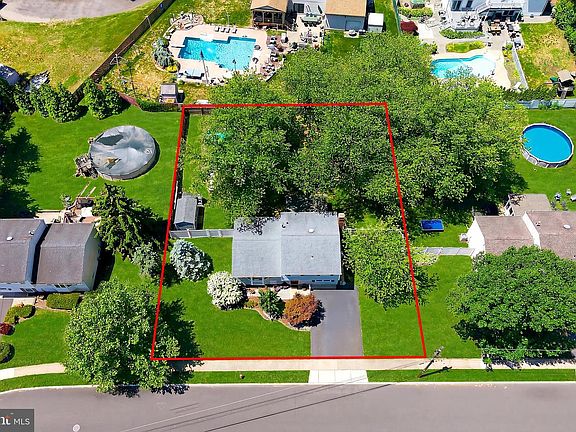 3rd image of 20 Bromley Dr