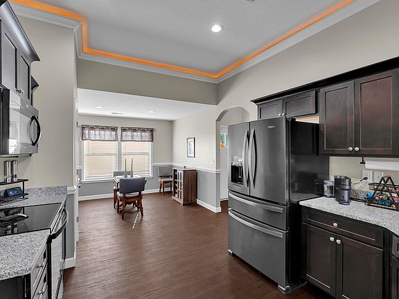 5th image of 390 Danleigh Way