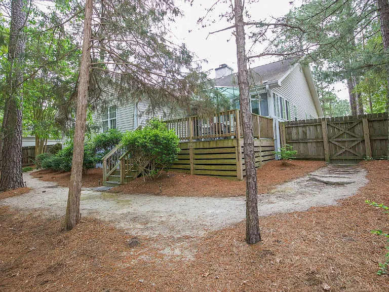 225 Adams Cir — Photo 36