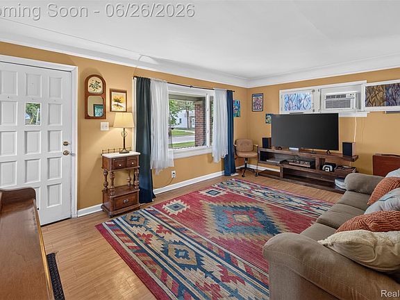 4th image of 22865 Heussner Ave