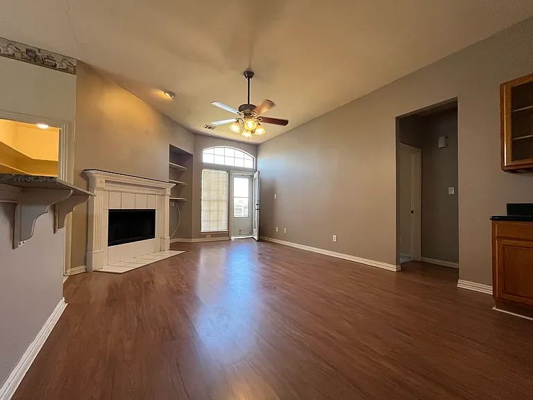 2028 Greenfield Ln — Photo 8