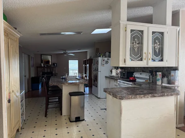 3148 Bending Oak Dr, Plant City, FL 33563