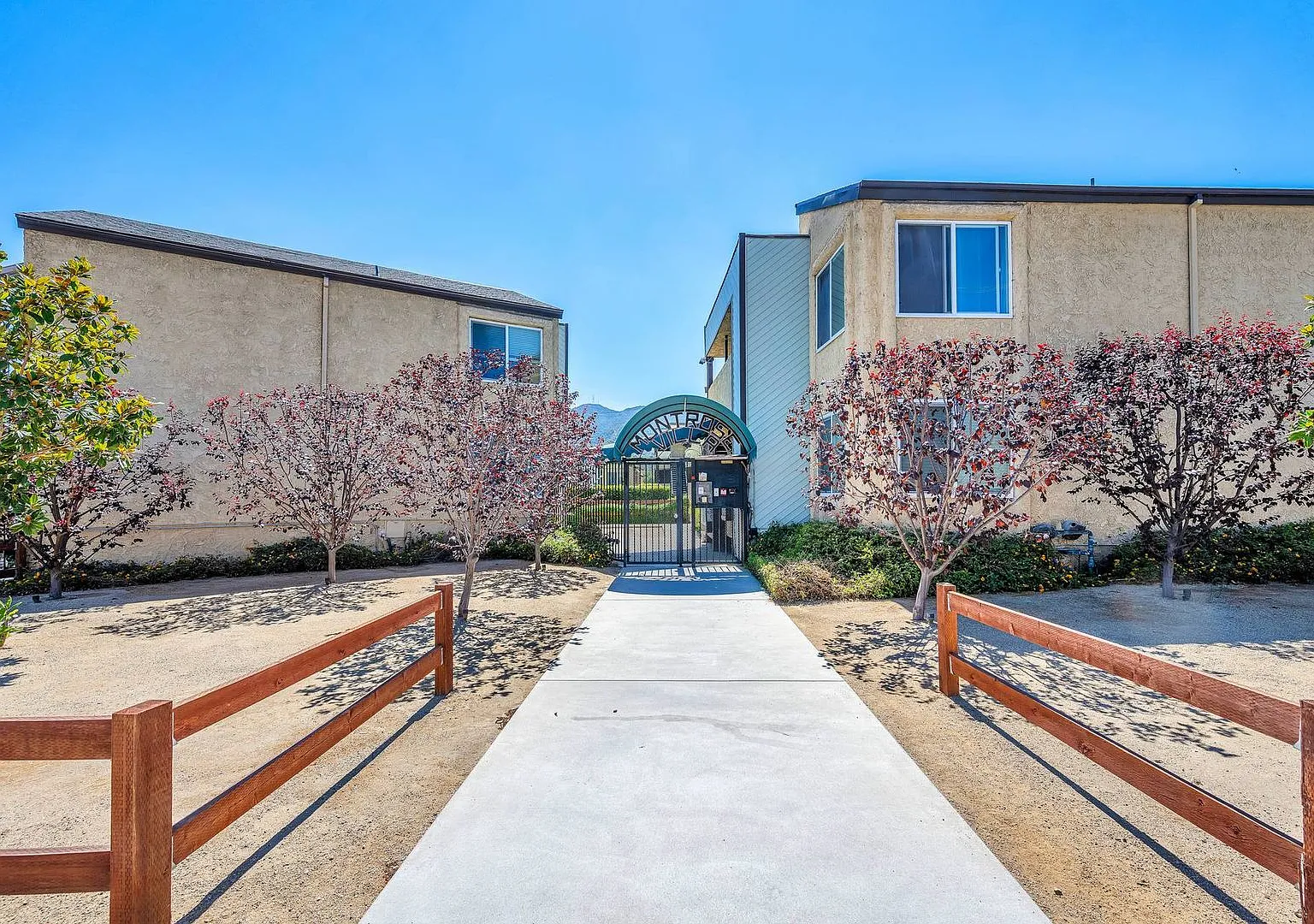 Montrose Villas — Photo 1