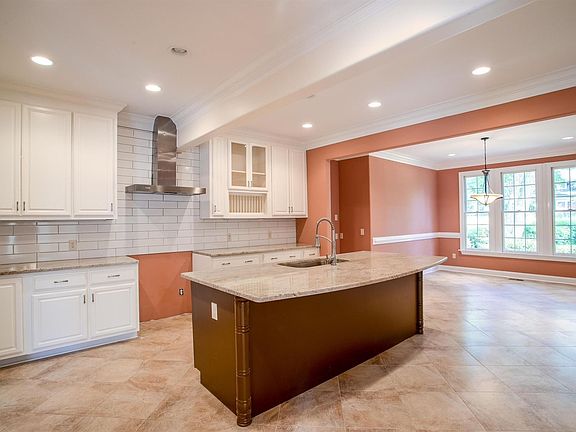 3rd image of 6 Country Squire Ct