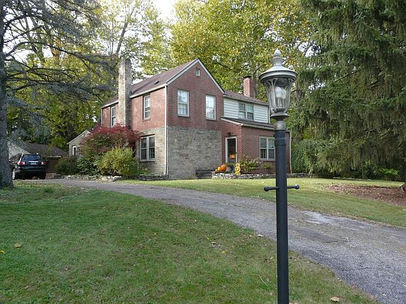 Mature tree-lined lot