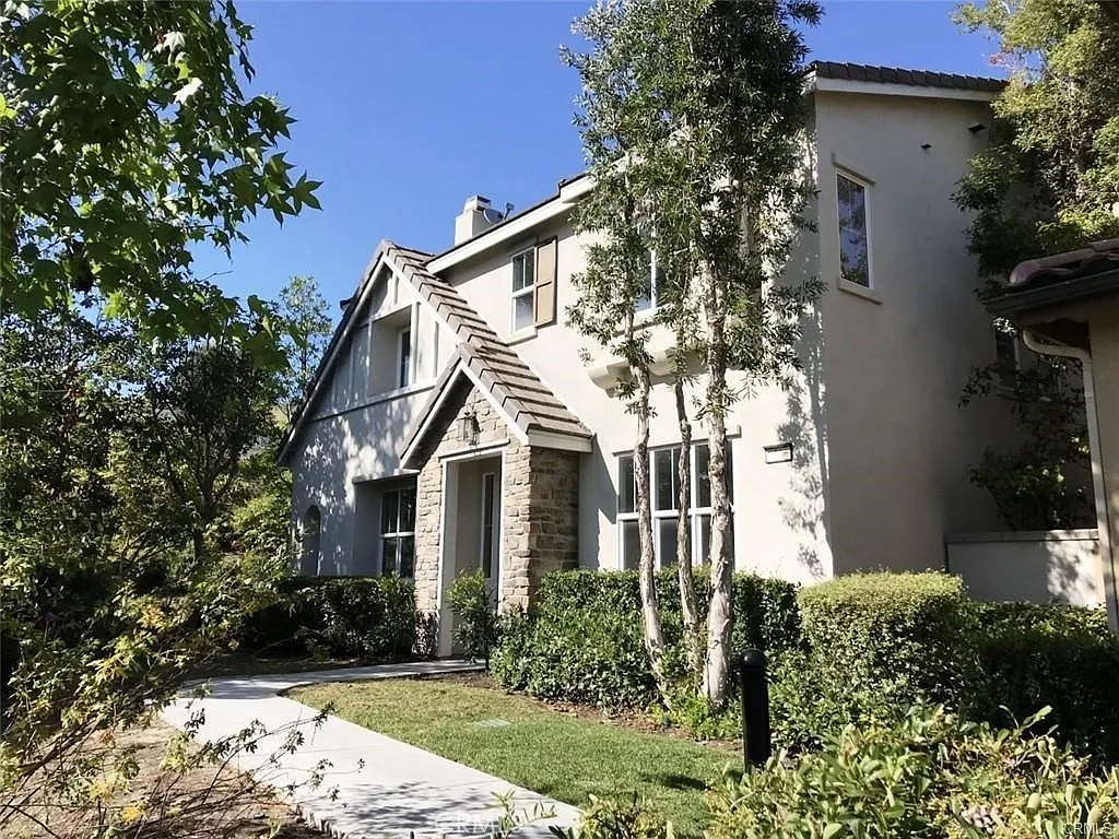5 bed, 2.5 bath, 2600 sqft, $6,950 — Photo 1