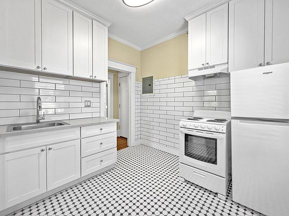 2nd image of 810 NE Couch St APT 102