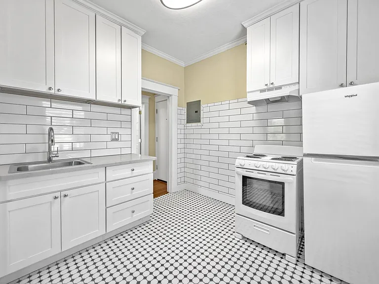 810 NE Couch St — Photo 2