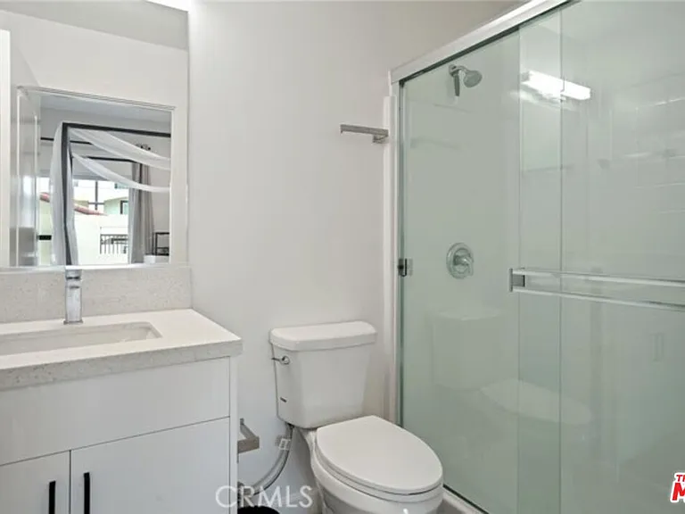 904 Warwick Ave — Photo 3