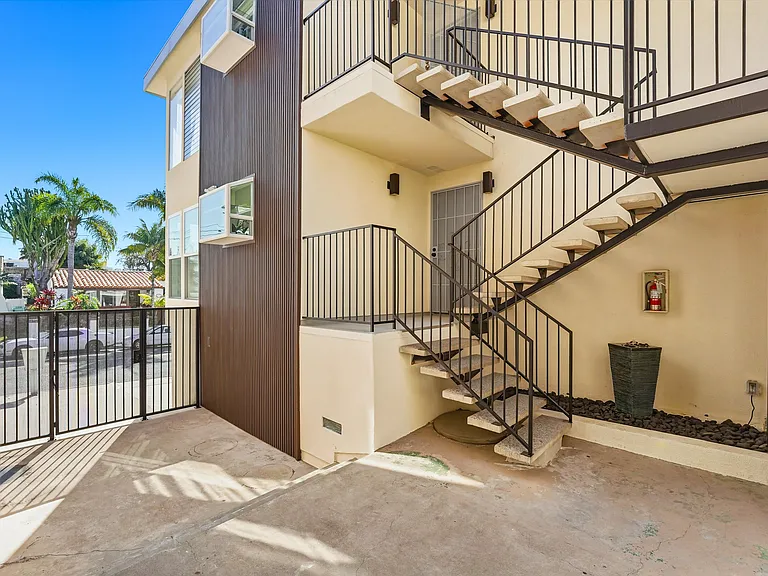 214 Avenida Cabrillo — Photo 2