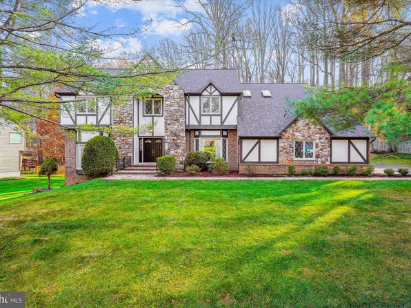 10319 Hickory Forest Dr, Oakton, VA 22124