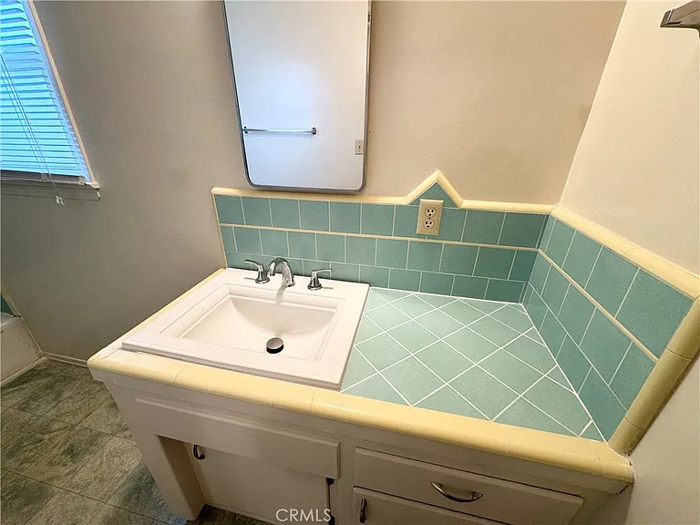 1042 W 7th St — Photo 15