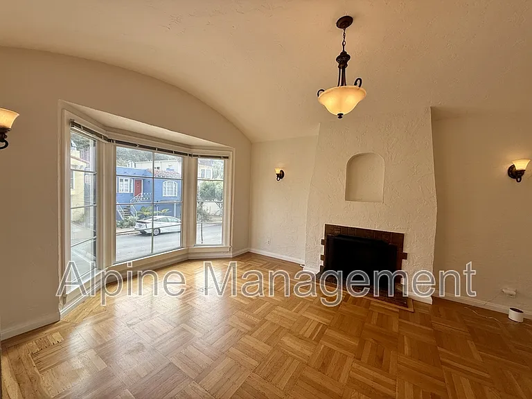 658 Rockdale Dr #MAIN — Photo 3
