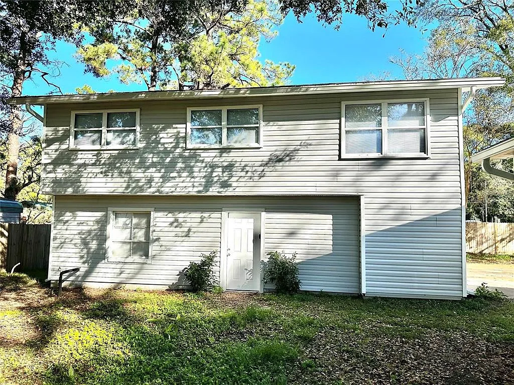 3 bed, 1.0 bath, 1834 sqft, $1,300 — Photo 2