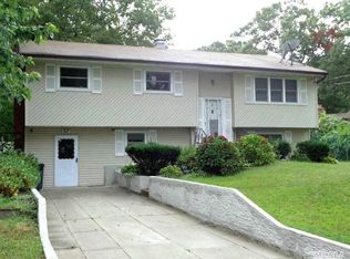 3 Bart Dr, Selden, NY 11784