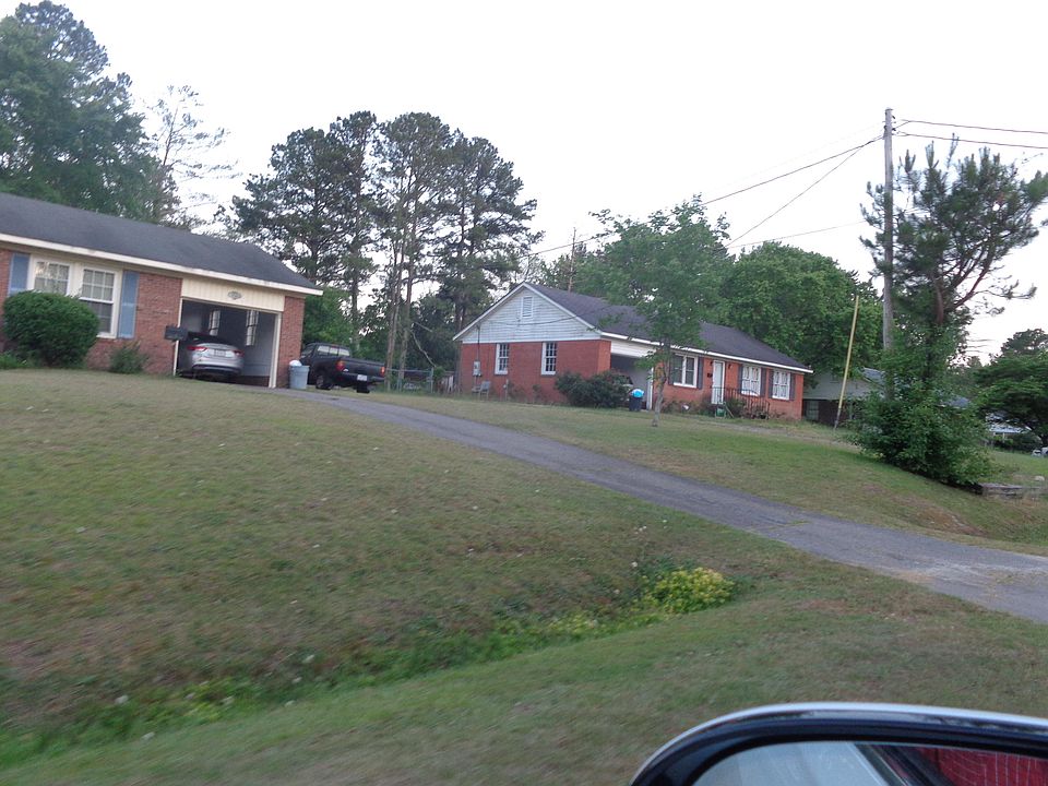 2nd image of 932 Arbor Rd