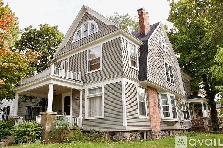 1st image of 264 Hollister Ave SE