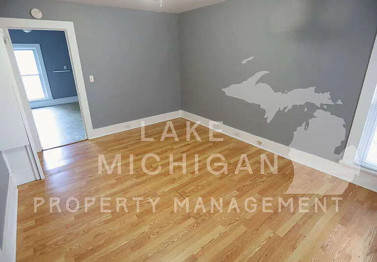 112 S 8th St #4 — Photo 3
