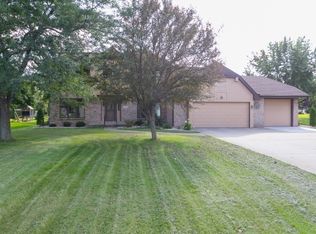 2865 Prairie Wood Dr, Oshkosh, WI 54904