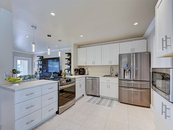 3rd image of 809 NE 19 Terrace