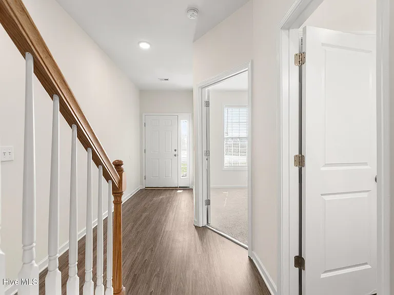 97 Dresser Ln — Photo 4