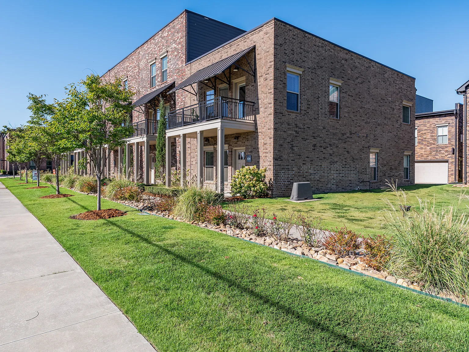 2 bed, 1586 sqft, $1,999 — Photo 3