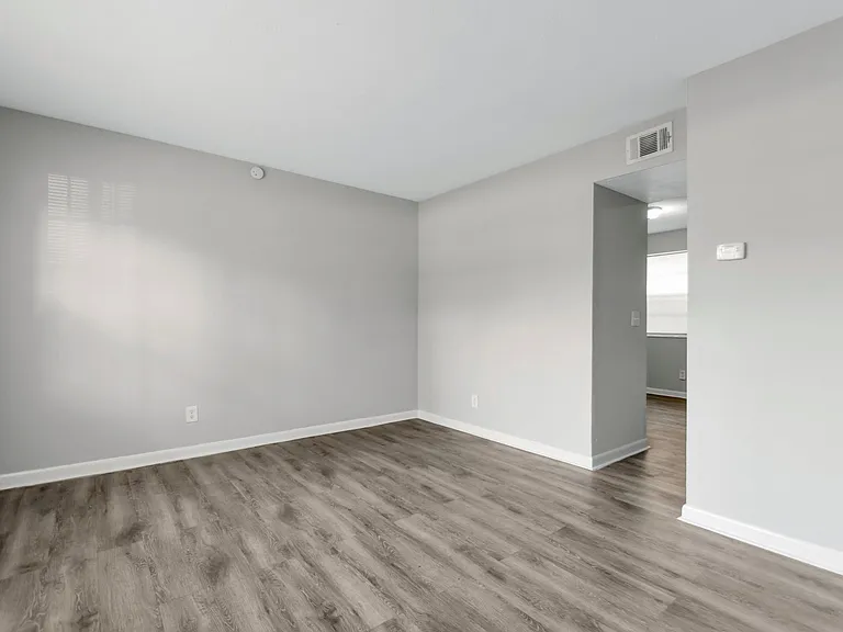 4543 Moncrief Rd W — Photo 8