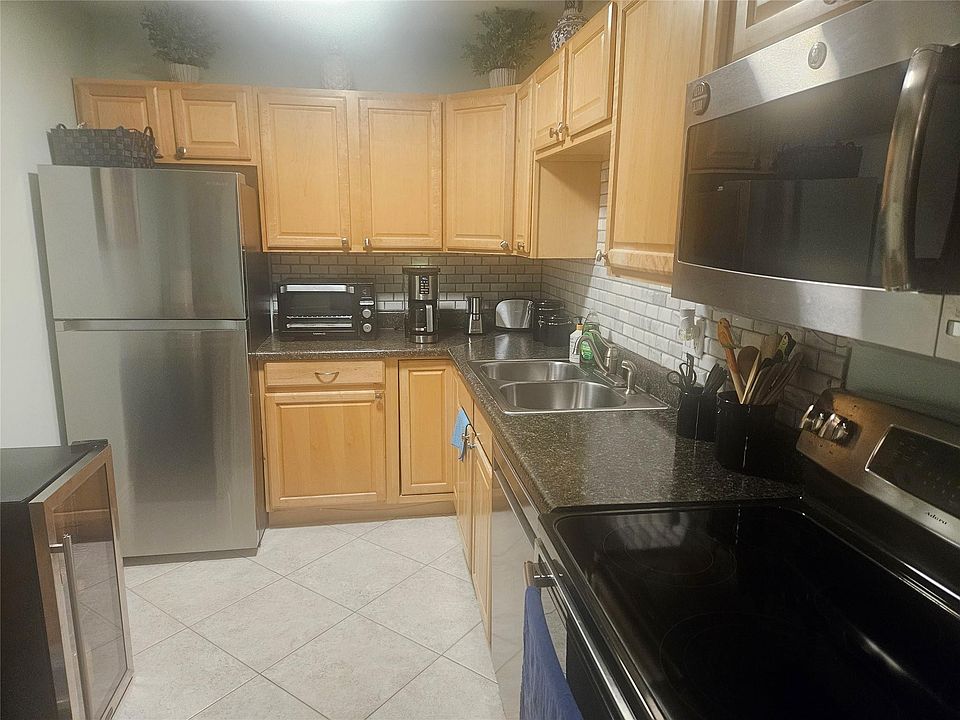 1st image of 959 SE 2nd Avenue #112