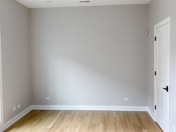 3rd image of 1050 1/2 W Cornelia Ave #202