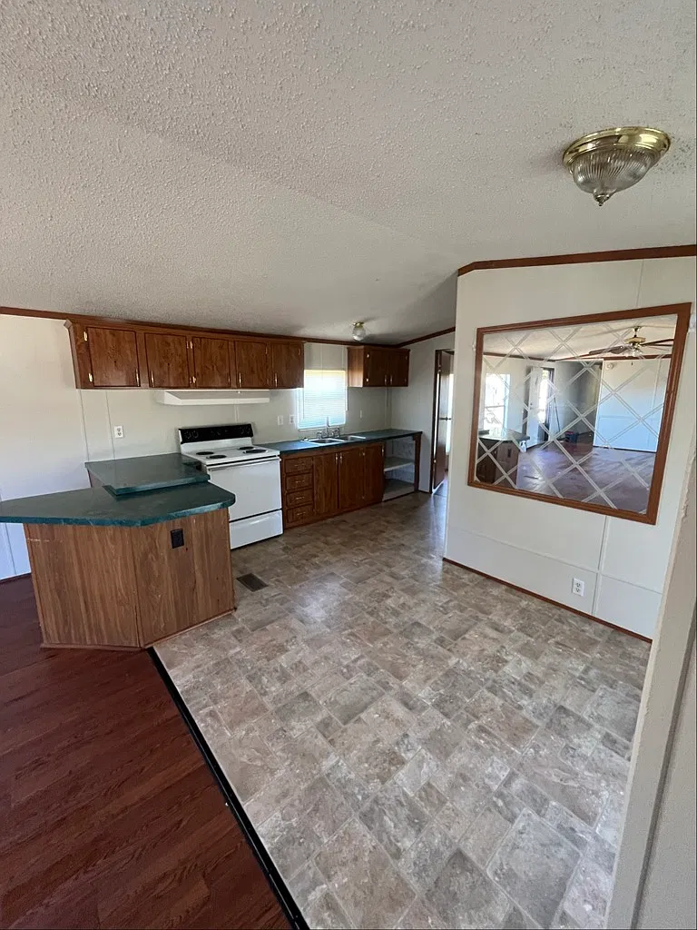Charming 3-Bedroom Single-Family Home in Sumrall — Photo 2