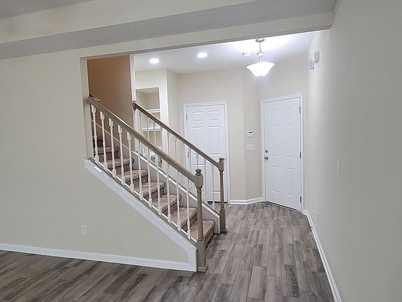 5th image of 221 Richmond Dr