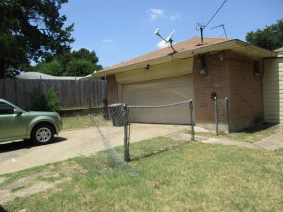 2nd image of 2404 Southwood Dr