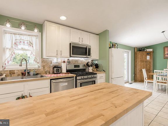 5th image of 208 W Arctic Ave
