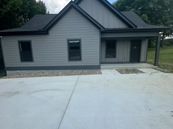 1301 N Church St #A, Portland, TN 37148