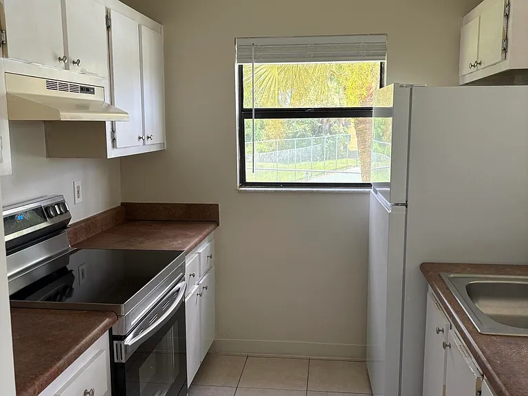 1437 Meadows Cir W #1437 — Photo 4