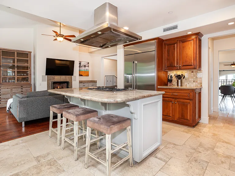 527 Liverpool Dr — Photo 8