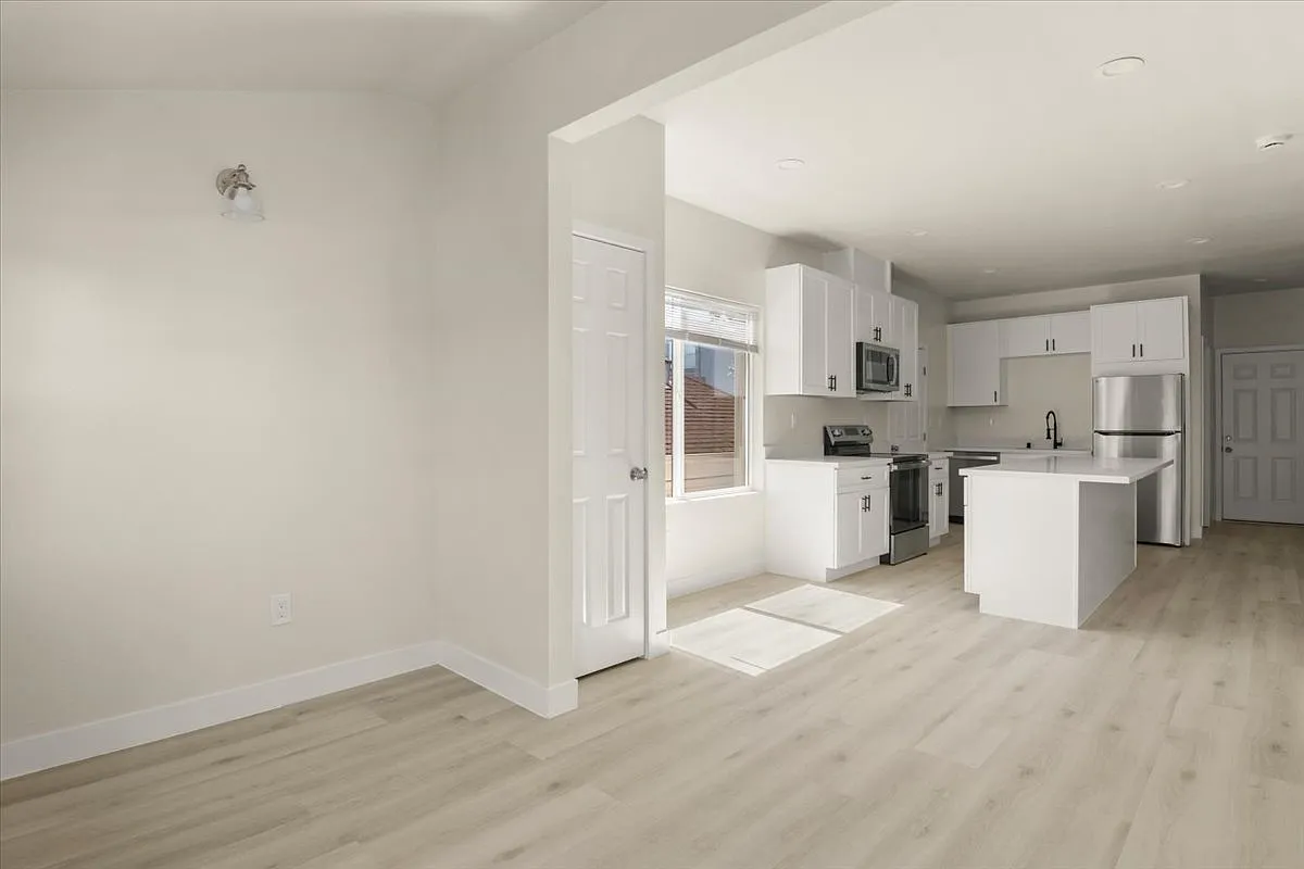 2 bed, 800 sqft, $3,095 — Photo 4