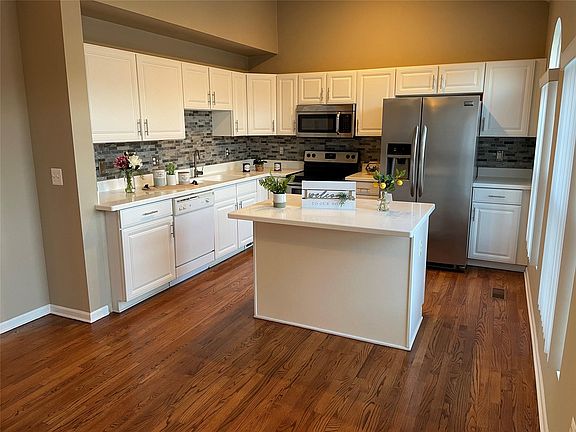 4th image of 924 Sandalwood Dr
