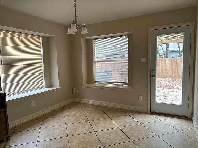 706 Luke Ln — Photo 5