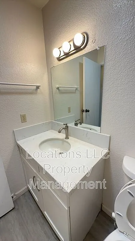 3 bed, 1.5 bath, 914 sqft, $3,600 — Photo 4