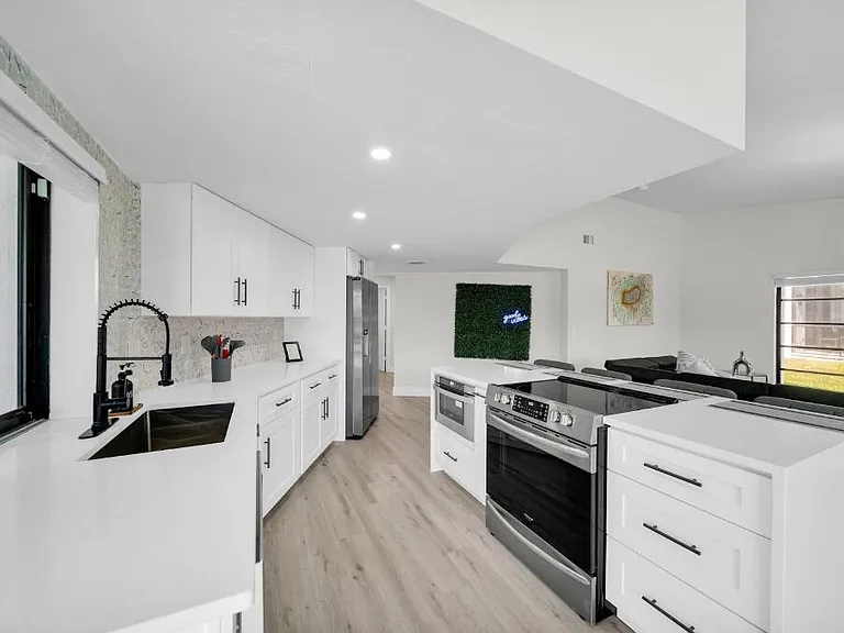 2723 SW 5th Ave — Photo 4