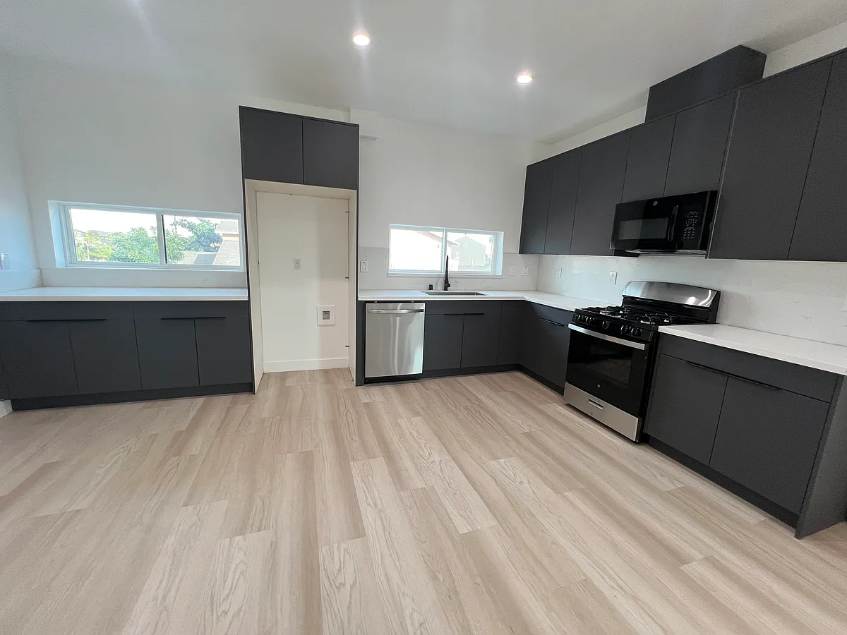 Building Photo - 4900 Lennox Blvd #1