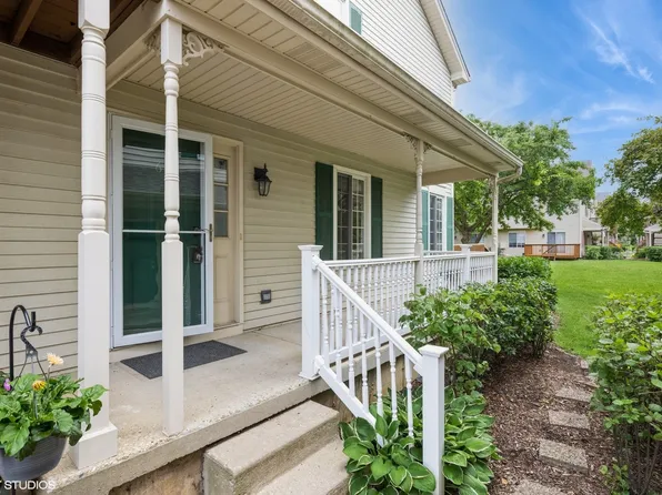 6 W Acorn Ln, Lake In The Hills, IL 60156