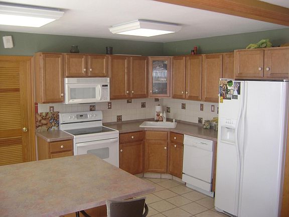 Beautiful Eat-In Kitchen