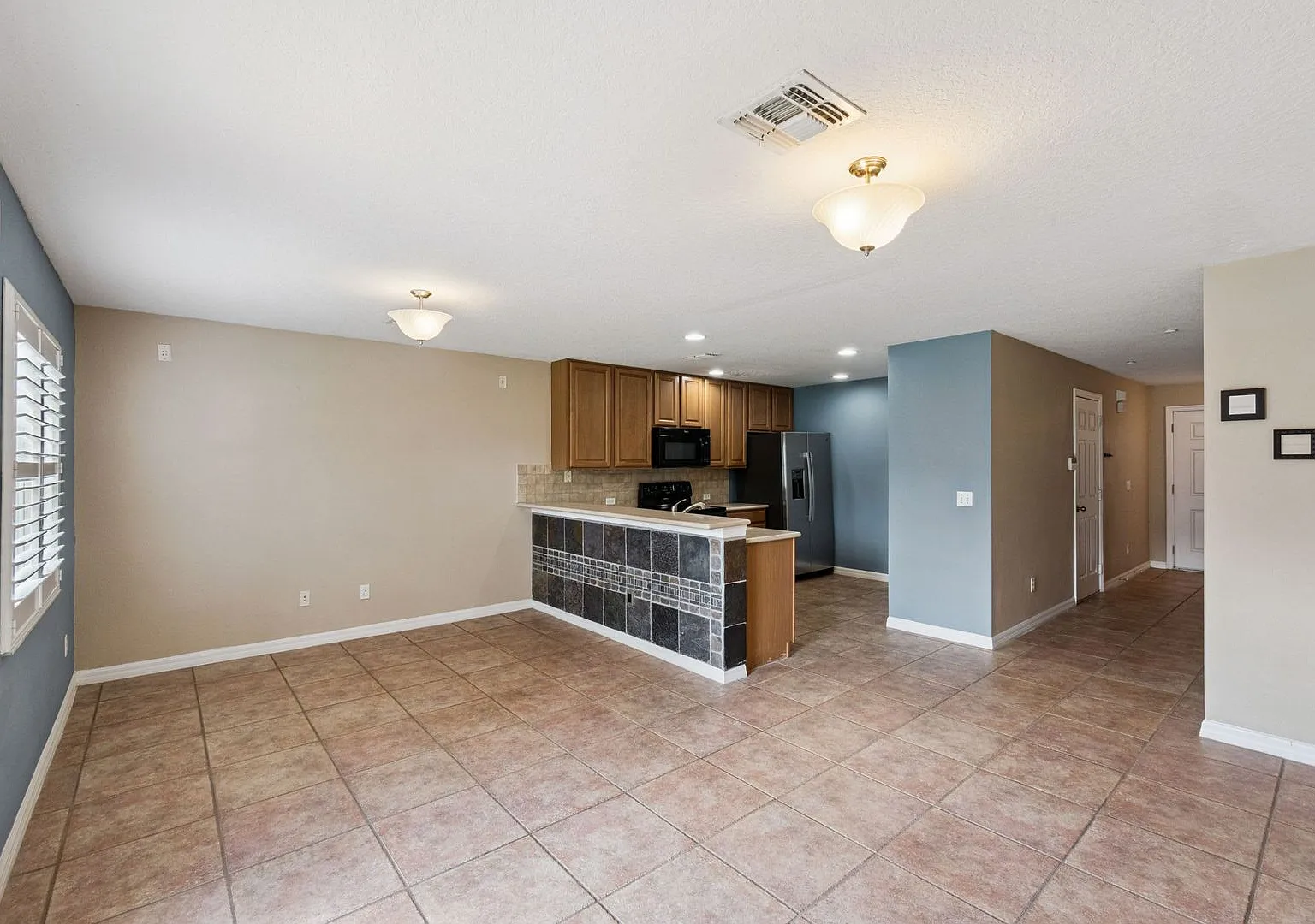 2 BR / 2.5 BA Townhouse In Waterford Villas — Photo 2