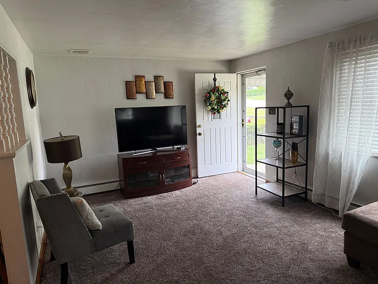 623 Jenne Dr — Photo 4